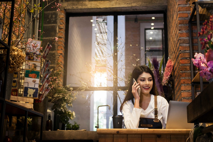 花店打电话的女人