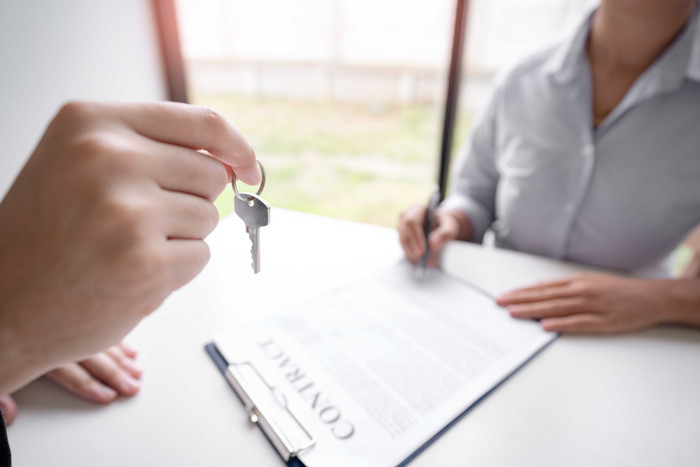 工作房地产销售职员职业客户合作签约钥匙