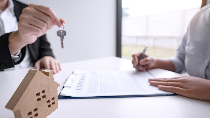 房地产工作销售职员职业客户合作签约钥匙