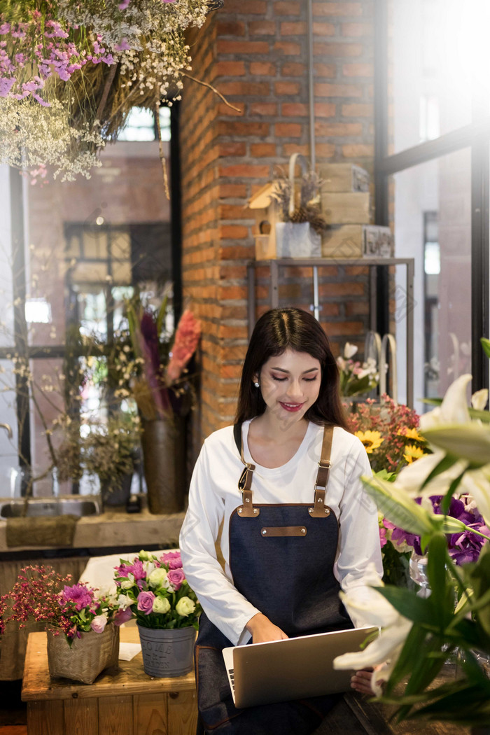 电脑上网的花店店长