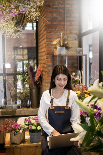 电脑上网的花店店长