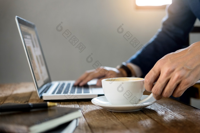 桌子上的咖啡和电脑