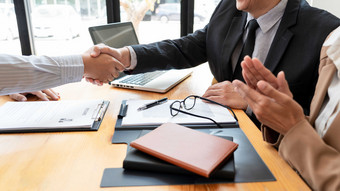 <strong>办公室</strong>握手团队客户合作公司企业商业工作