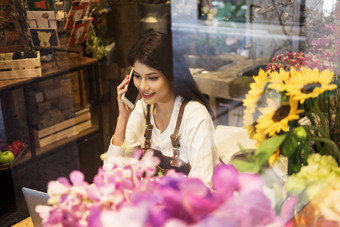 花店打电话的女花艺师