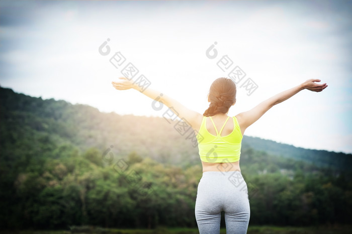 呼吸新鲜空气的女人