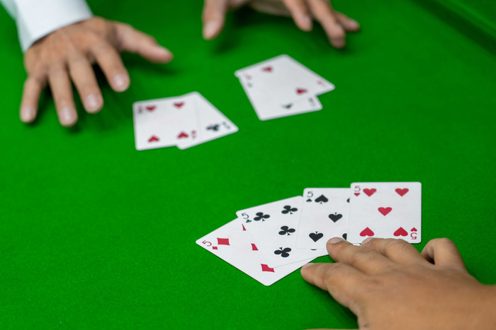 绿色桌面上的扑克牌