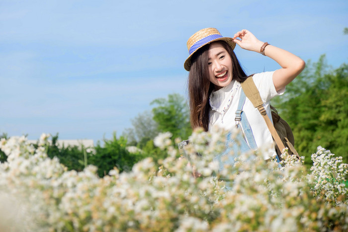 在户外可爱的女孩摄影图