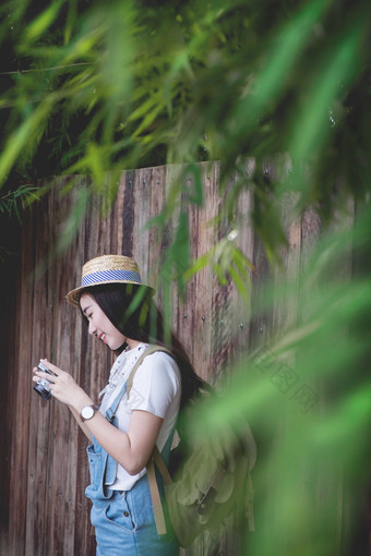 在野外拿着照相机的女孩