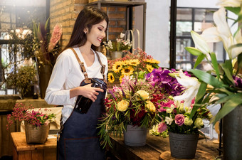 花店里给鲜花浇水