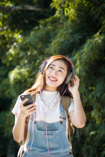 树林里听<strong>音乐</strong>的<strong>女孩</strong>