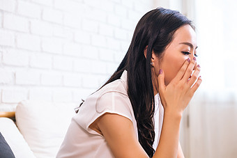 捂脸悲伤的女人摄影图图片下载