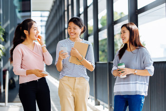 三个亚洲女孩<strong>交流</strong>讨论