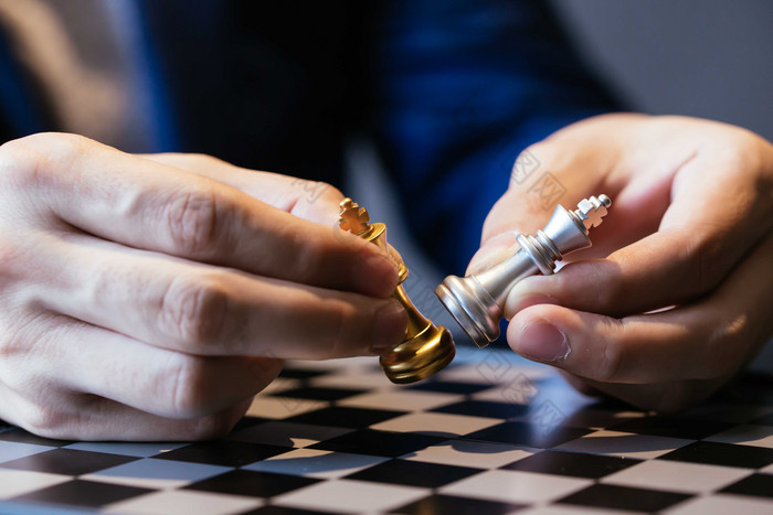 手拿国际象棋摄影图