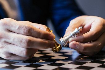 手拿<strong>国际象棋</strong>摄影图