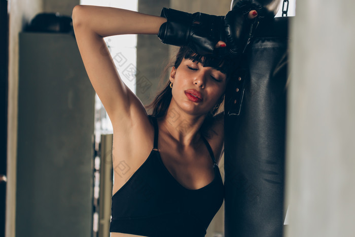 健身锻炼女拳击手