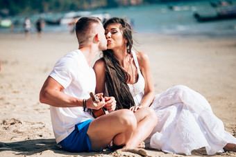 <strong>情侣</strong>沙滩上亲吻摄影图