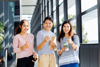 竖起大拇指的女孩们