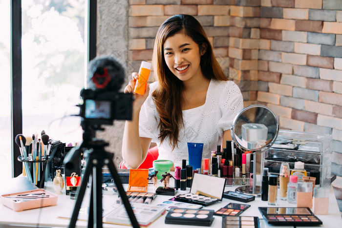 直播卖货的美妆主播