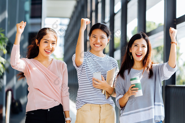 握拳打气的女孩子们