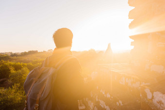 黎明日出<strong>旅行</strong>的男孩