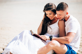 坐在沙滩上看书的<strong>情侣</strong>