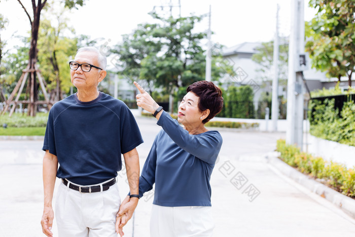 牵手散步的一对夫妻