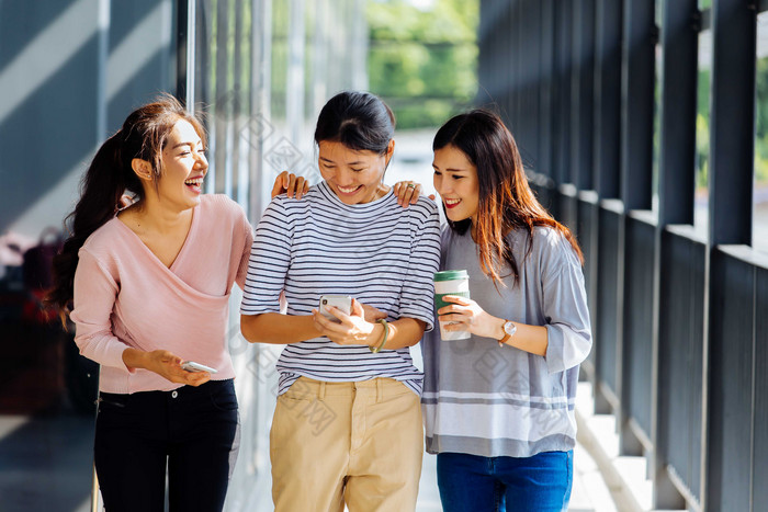 交谈中的朋友们