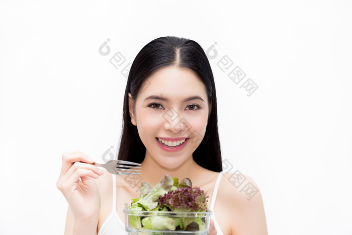 端着蔬菜沙拉的女人
