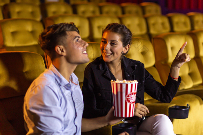 一起看电影的情侣
