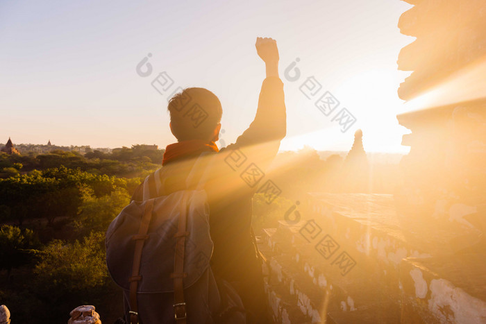 看日出的阳光男孩