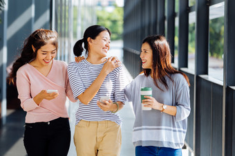 微笑交流的<strong>女生</strong>摄影图