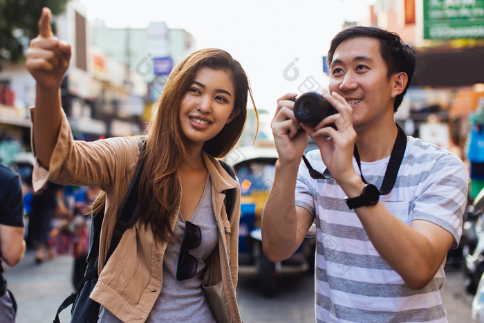 旅行拍照的夫妻摄影图