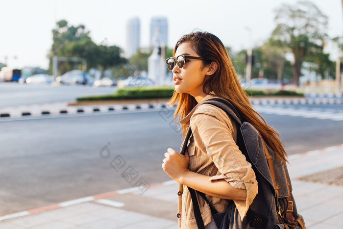 戴太阳镜旅行的女人