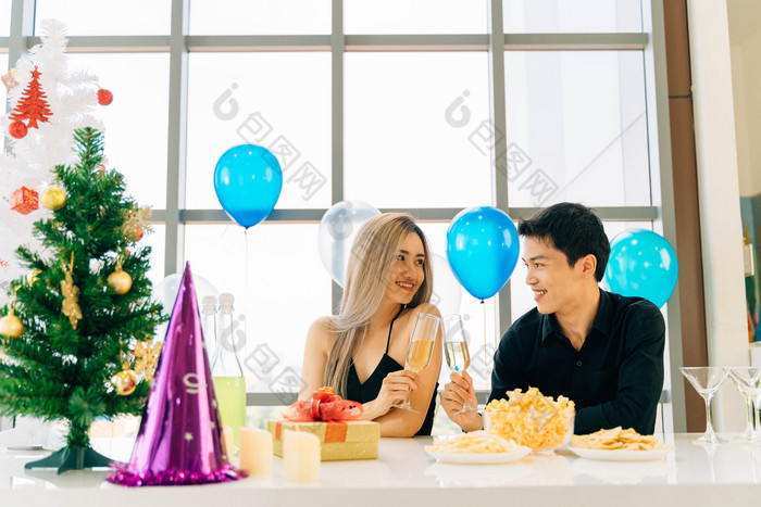 圣诞情侣聚会摄影图