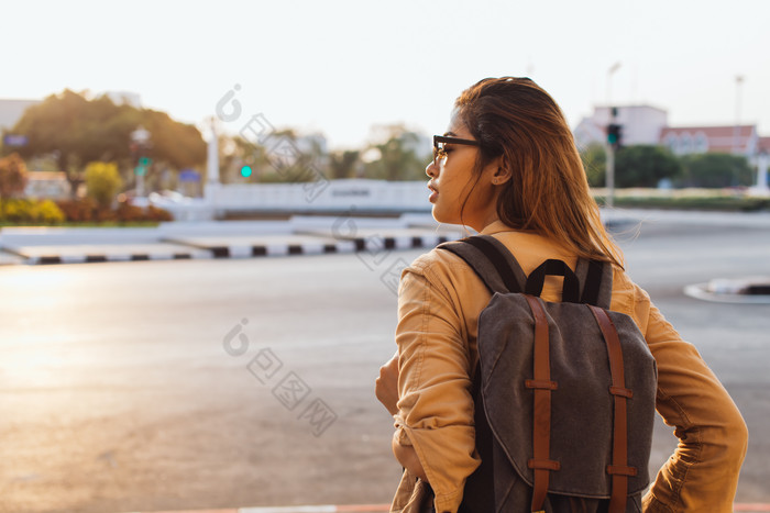 背双肩背包旅行的女人