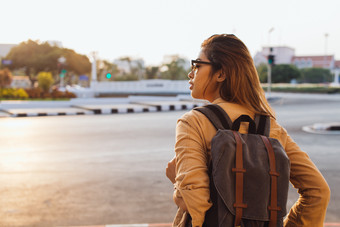 背双肩背包旅行的女人