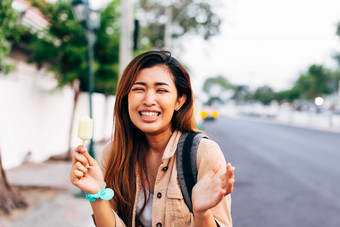 吃<strong>冰棍</strong>冰爽表情的女人摄影图