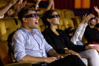 情侣在影院看3D电影