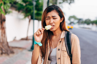 吃<strong>冰棍雪糕</strong>的女人摄影图