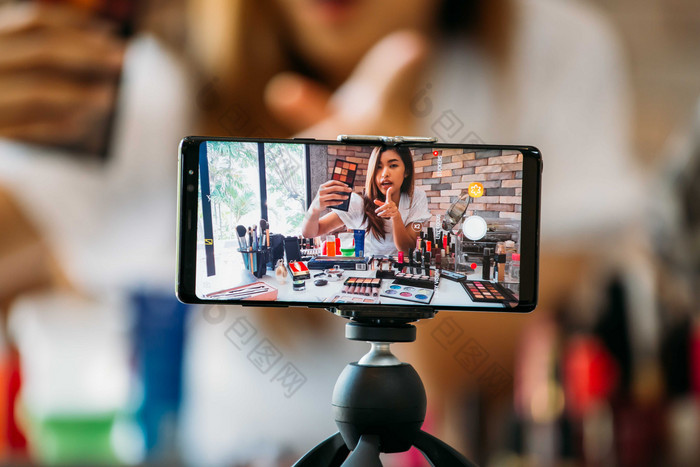 手机直播的美妆达人素材免费下载,本次作品主题是摄影图,使用场景是