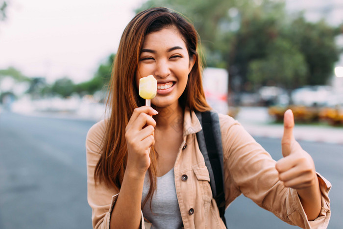 吃冰棍的女人摄影图
