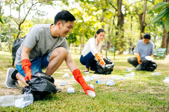 志愿者<strong>小组</strong>在公园捡垃圾