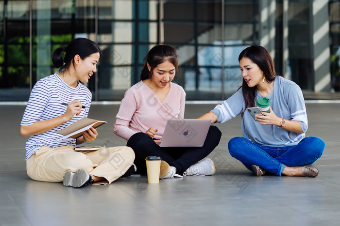 女大学生研究学习摄影图