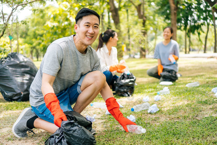 男志愿者在公园捡垃圾