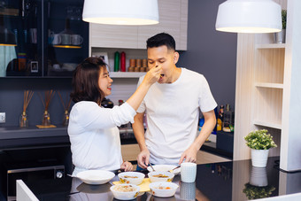 喂食物的年轻夫妻