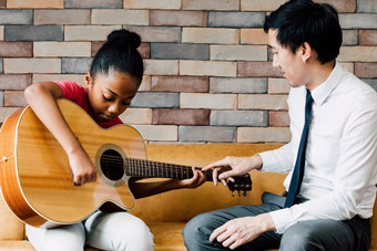 老师教导学生弹吉他