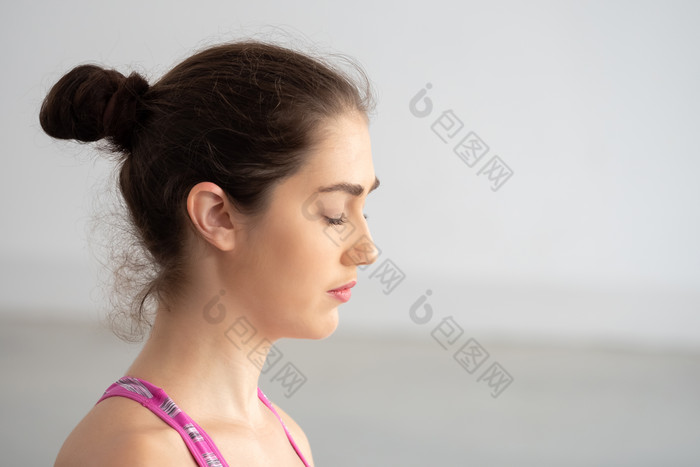 闭眼睛练瑜伽的女人摄影图