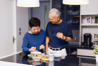 老年夫妻厨房吃饭图片