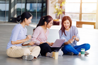 互相探讨的<strong>女大学生</strong>摄影图