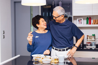 厨房老年夫妻摄影图